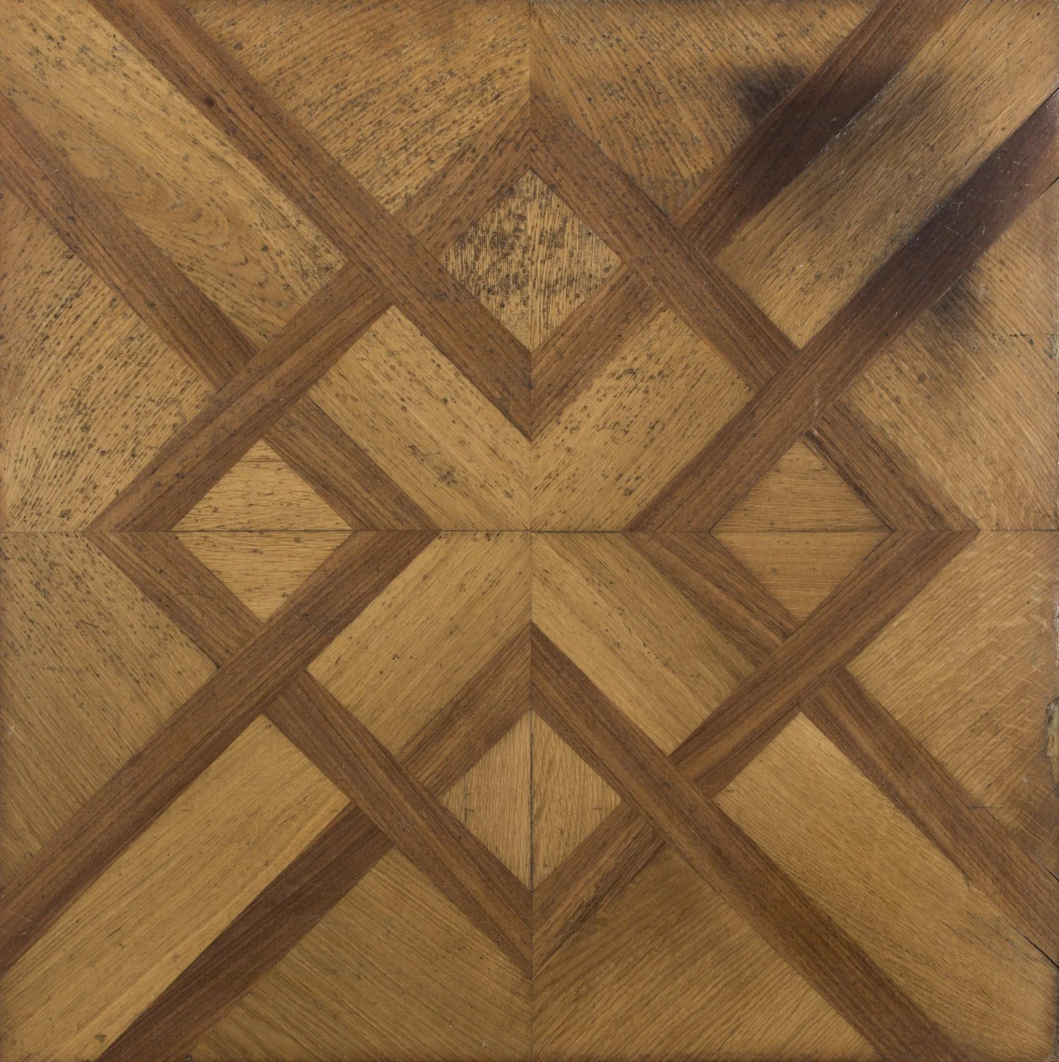 Patrón de parquet de madera con diseño geométrico en tonos marrones.