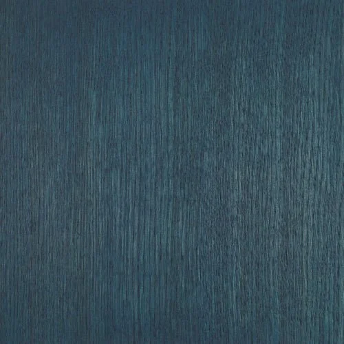 Superficie de madera azul con textura visible.