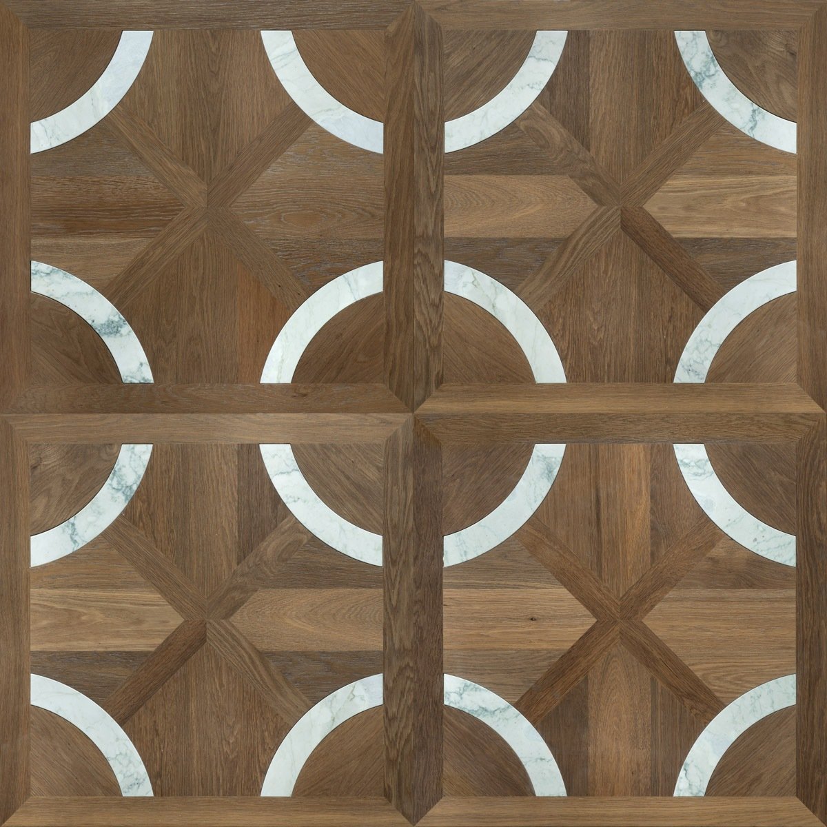 Patrón de suelo de madera con círculos y triángulos de mármol blanco en un diseño geométrico.