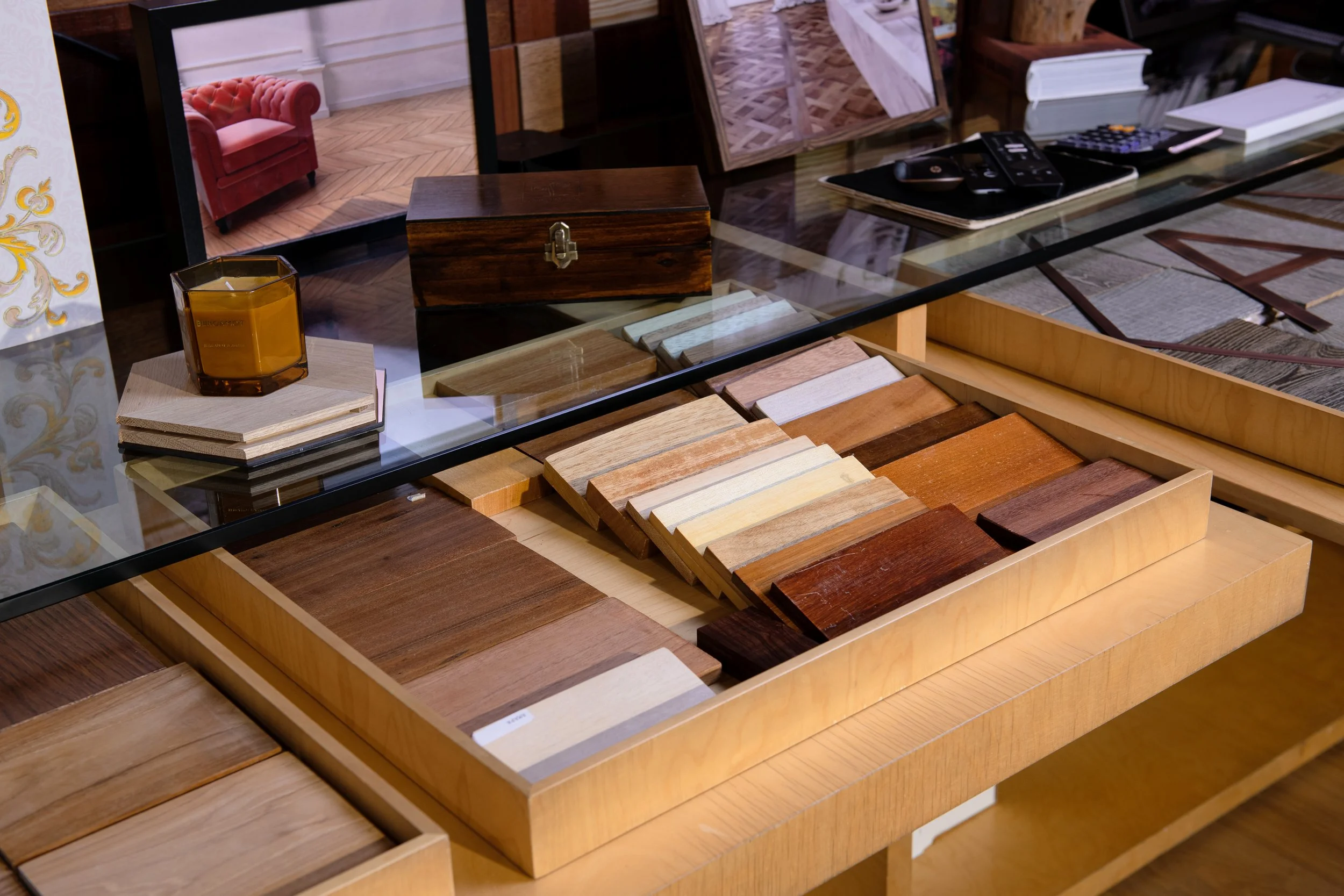 Muestra de diferentes muestras de madera en una mesa de exhibición.