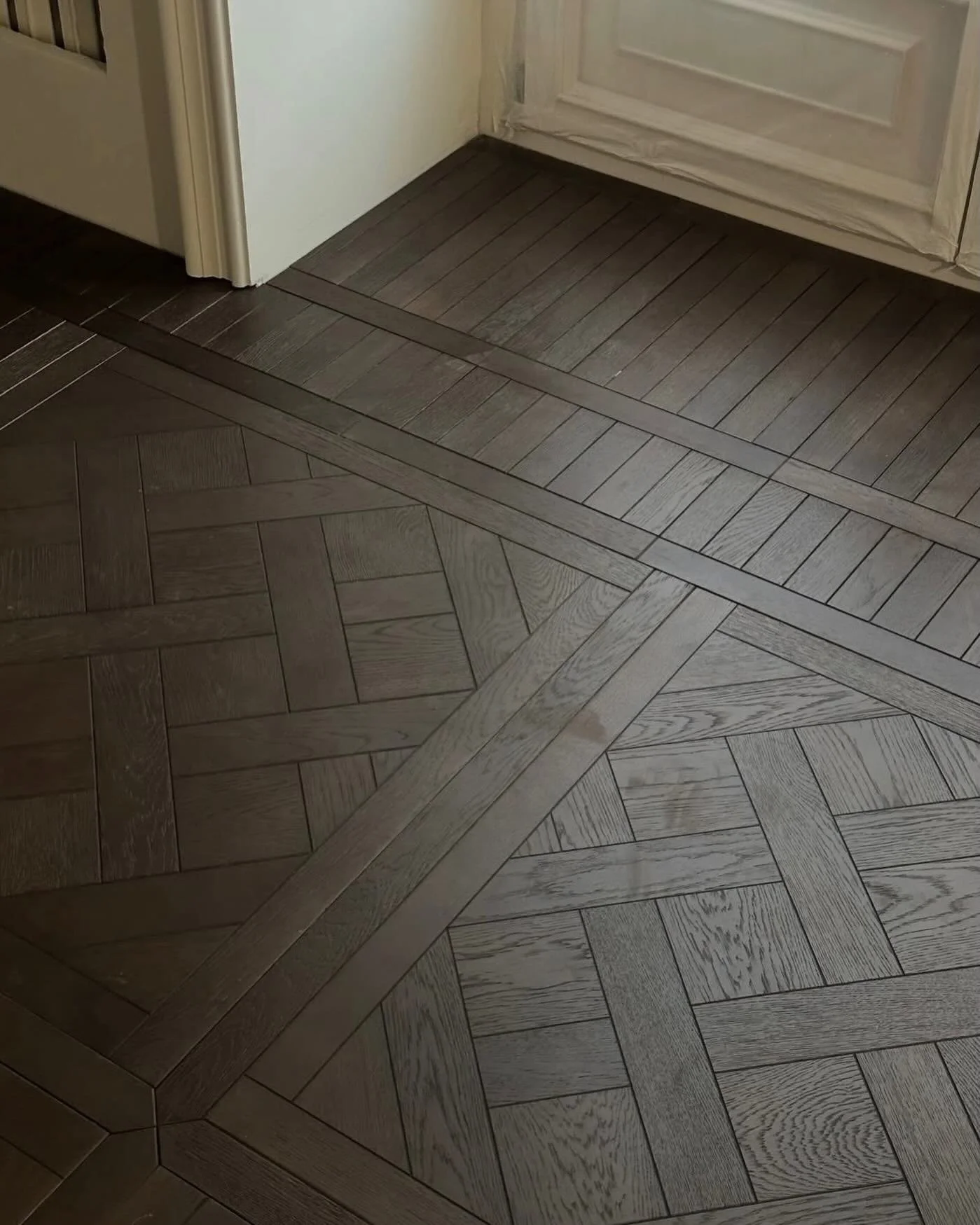 Suelos@de@madera de lujo por ALLWOOD. Parquet Versalles con borde con navetas y fajas proyecto dise&ntilde;o de los m&oacute;dulos combina perfectamente con el cl&aacute;sico interior del piso proyectado.
&iquest;qu&eacute; te parece el color negro c