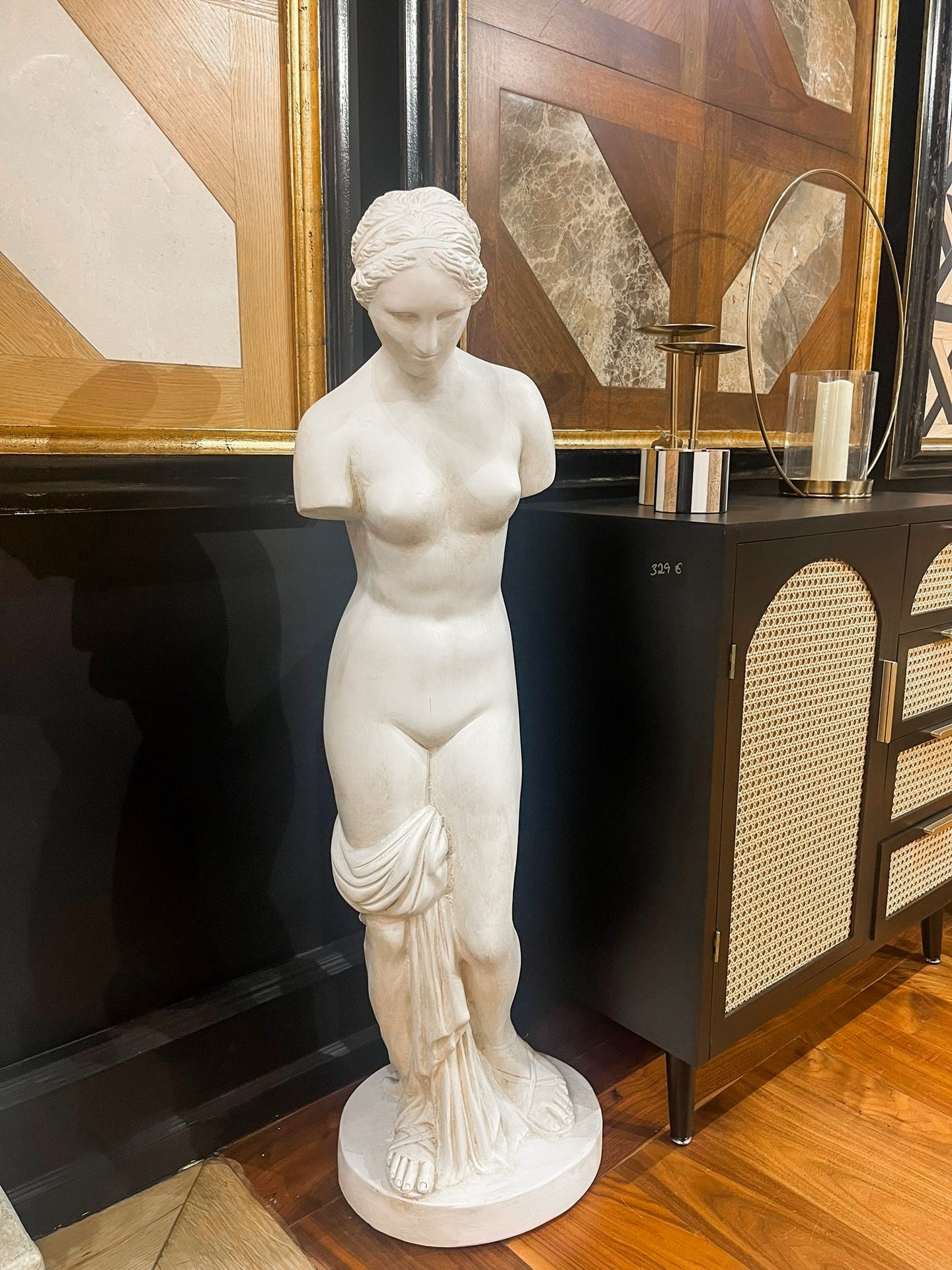 Nada nos gusta m&aacute;s que ver c&oacute;mo nuestros muebles quedan en el hogar de nuestros clientes 🤍 
Desliza para ver c&oacute;mo esta figura ha transformado completamente la escalera de una de nuestras clientas y le ha dado un toque romano &ua