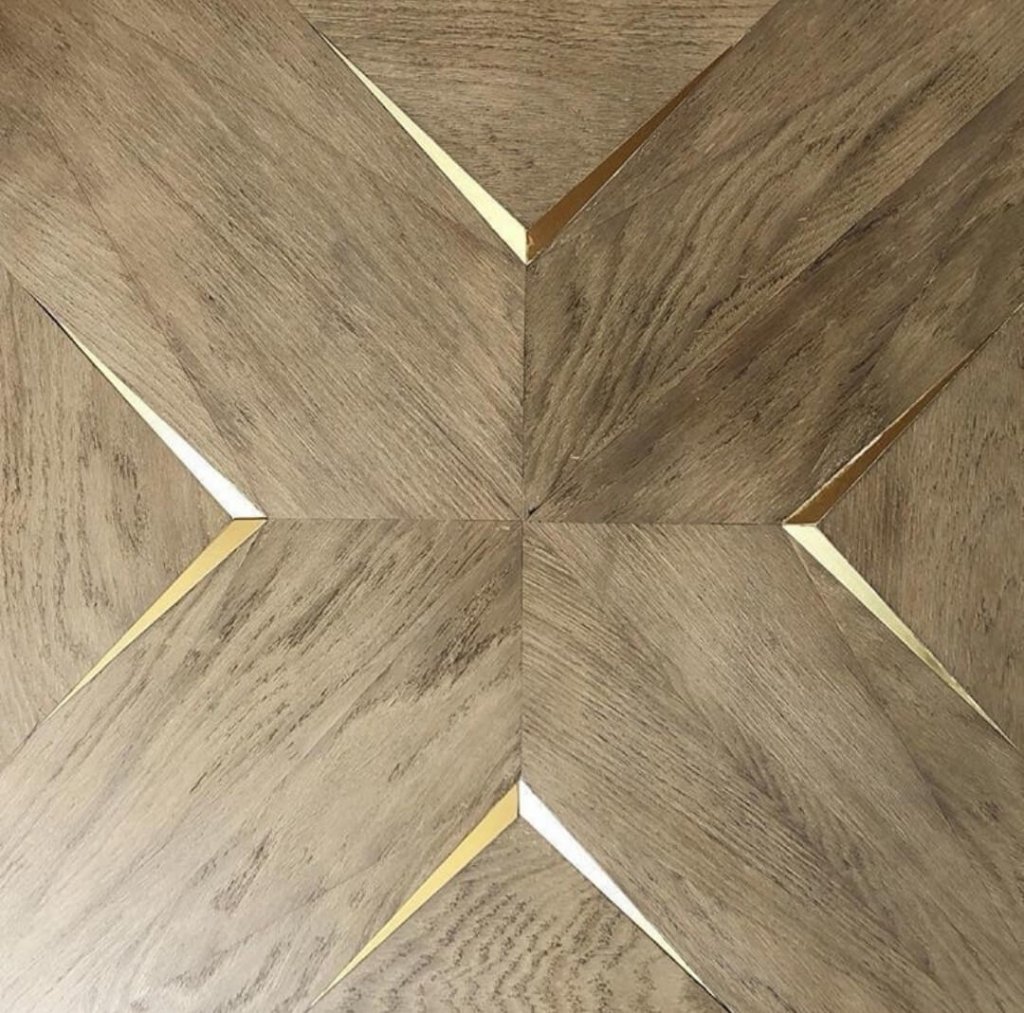Diseño de patrón con madera formando una estrella de cinco puntas con líneas rectas.