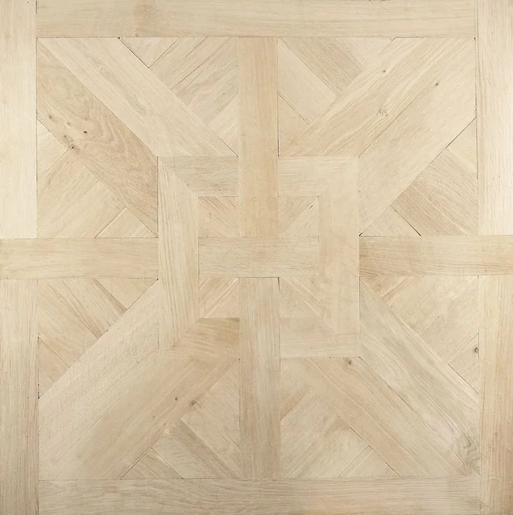 Suelo de madera con un patrón geométrico en tonos claros.