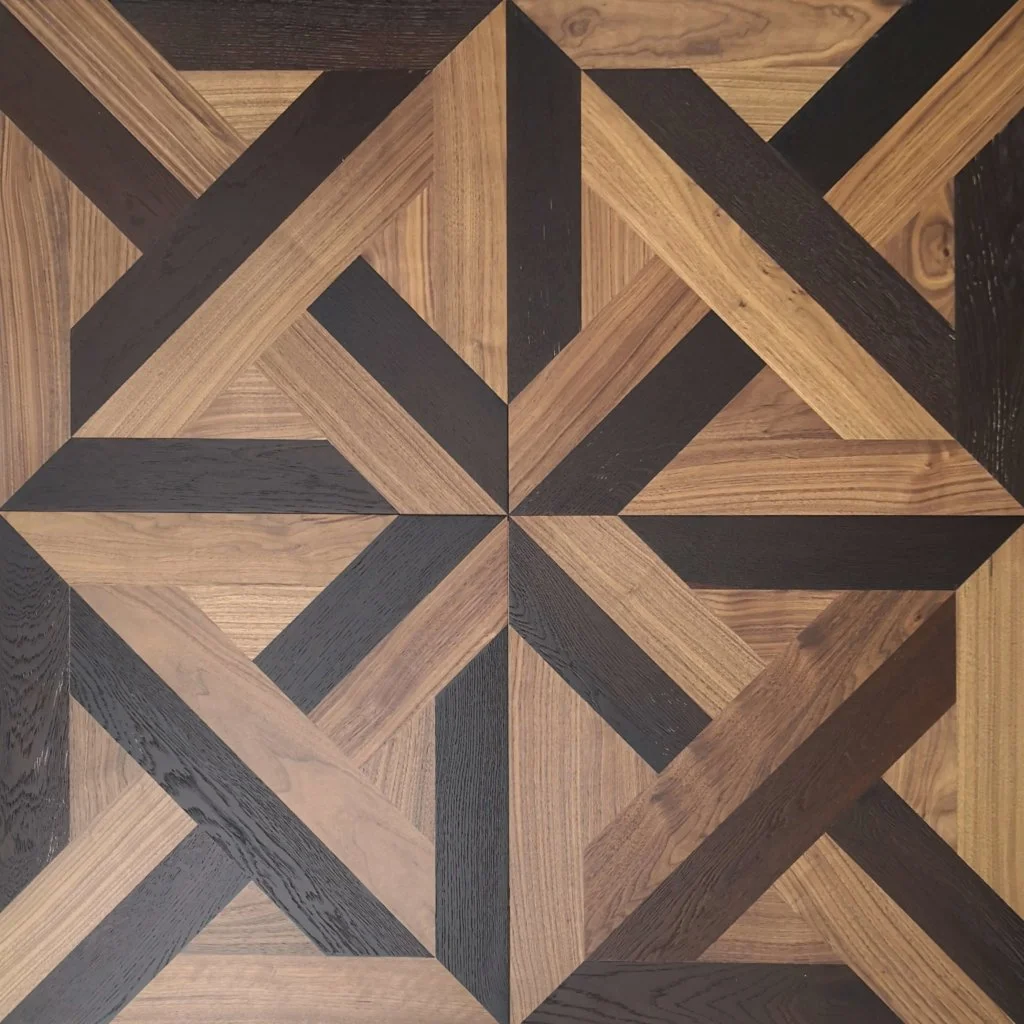 Patrón decorativo de madera en tonos claros y oscuros formando un diseño geométrico