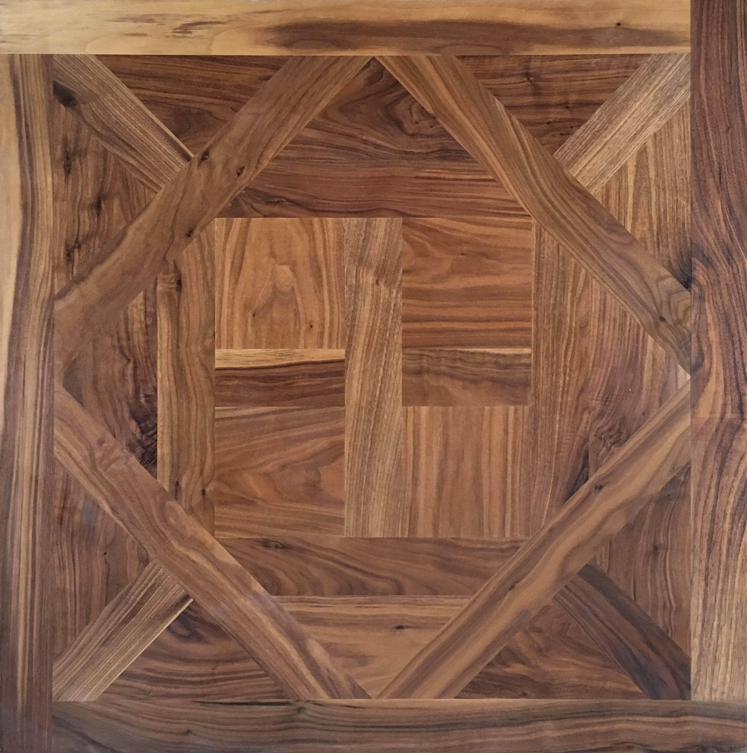Imagen de un patrón de parquet de madera con diseño en forma de espiral y cuadrado.