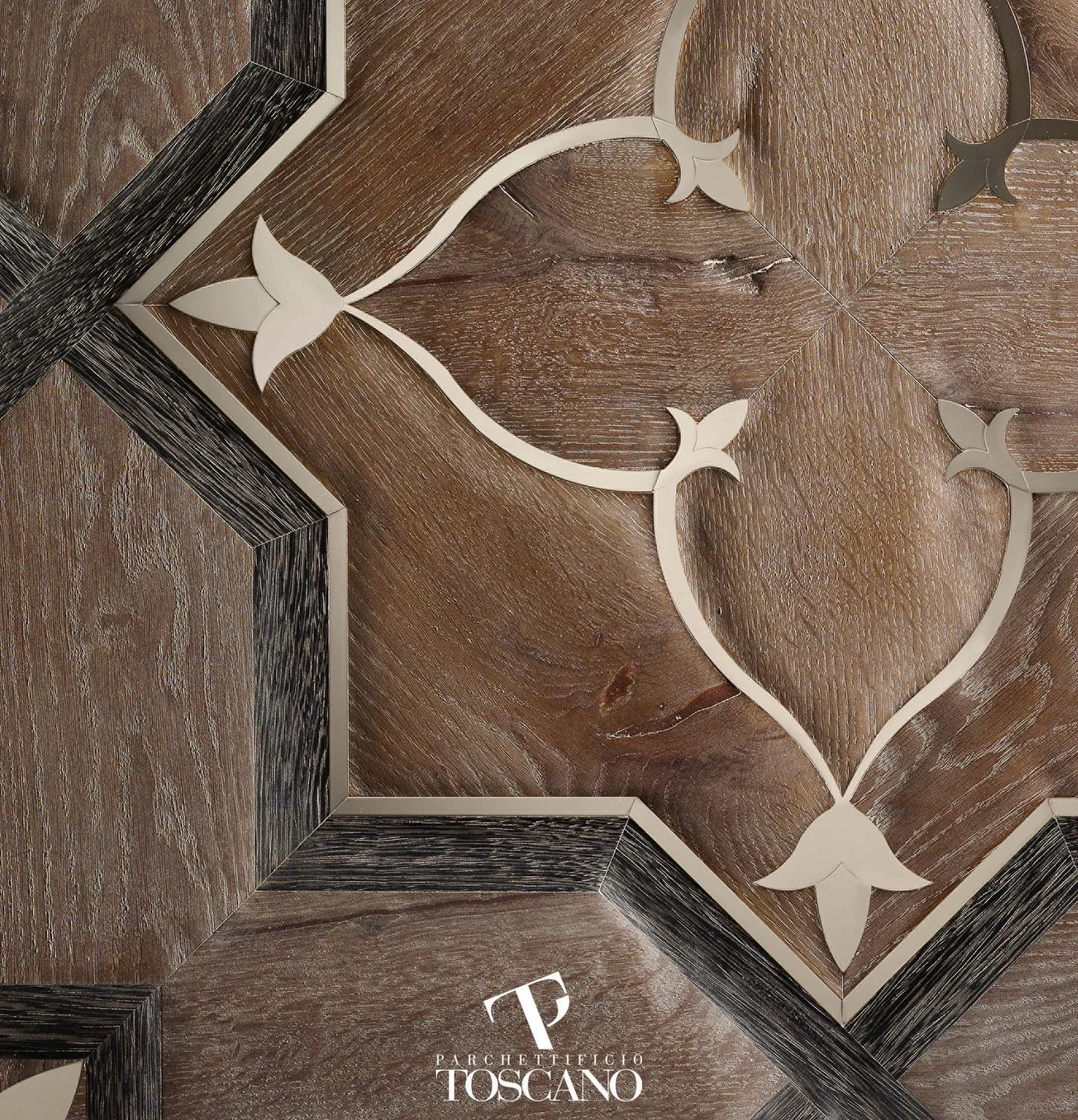 Imagen de un suelo de madera con un diseño decorativo de líneas rectas y curvas en tonos marrón y beige, con detalles en color crema con forma de hojas.