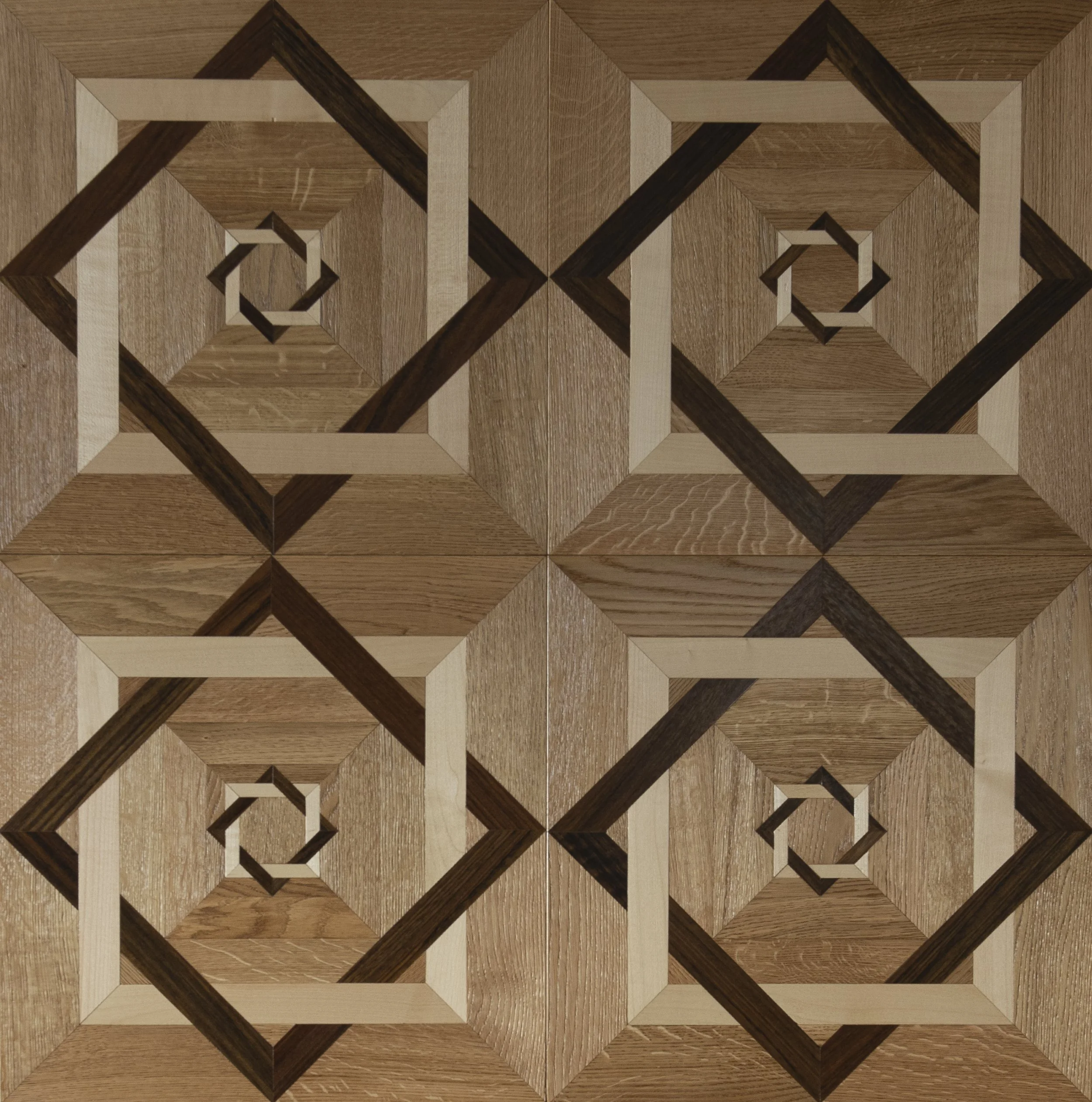 Tablero de madera con patrón geométrico en tonos marrones claros, oscuros y beige, formando cuadrados y estrellas.