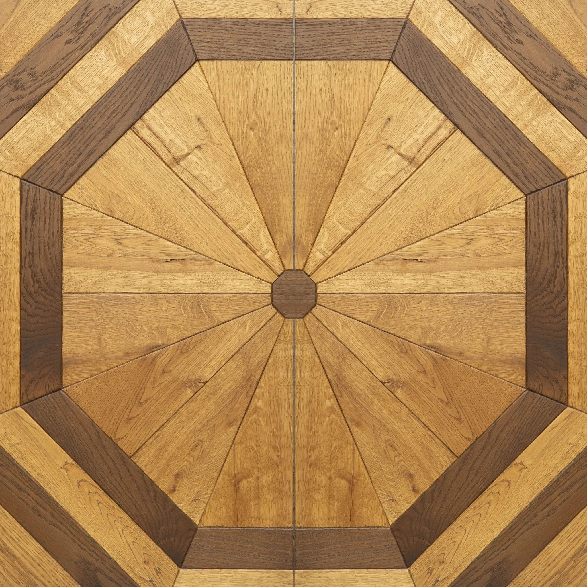 Techo de madera con diseño octogonal y rectángulos de diferentes tonalidades