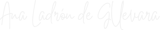 Texto que dice 'Ana Ladron de Suestra' en escritura manuscrita