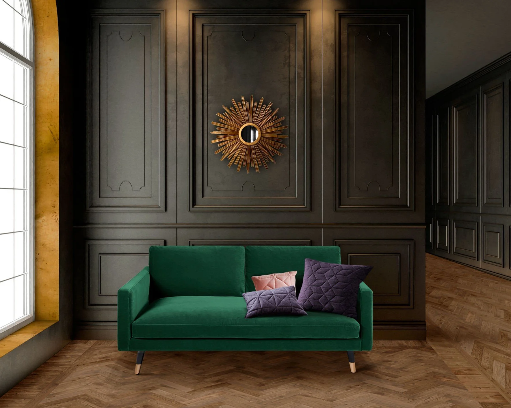 Sofa verde con cojines morados y rosa en una sala decorada con paredes de madera y un espejo decorativo dorado en la pared.