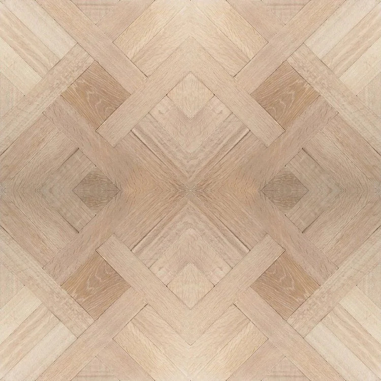 Superficie de suelo de madera con patrón geométrico en tonos naturales.