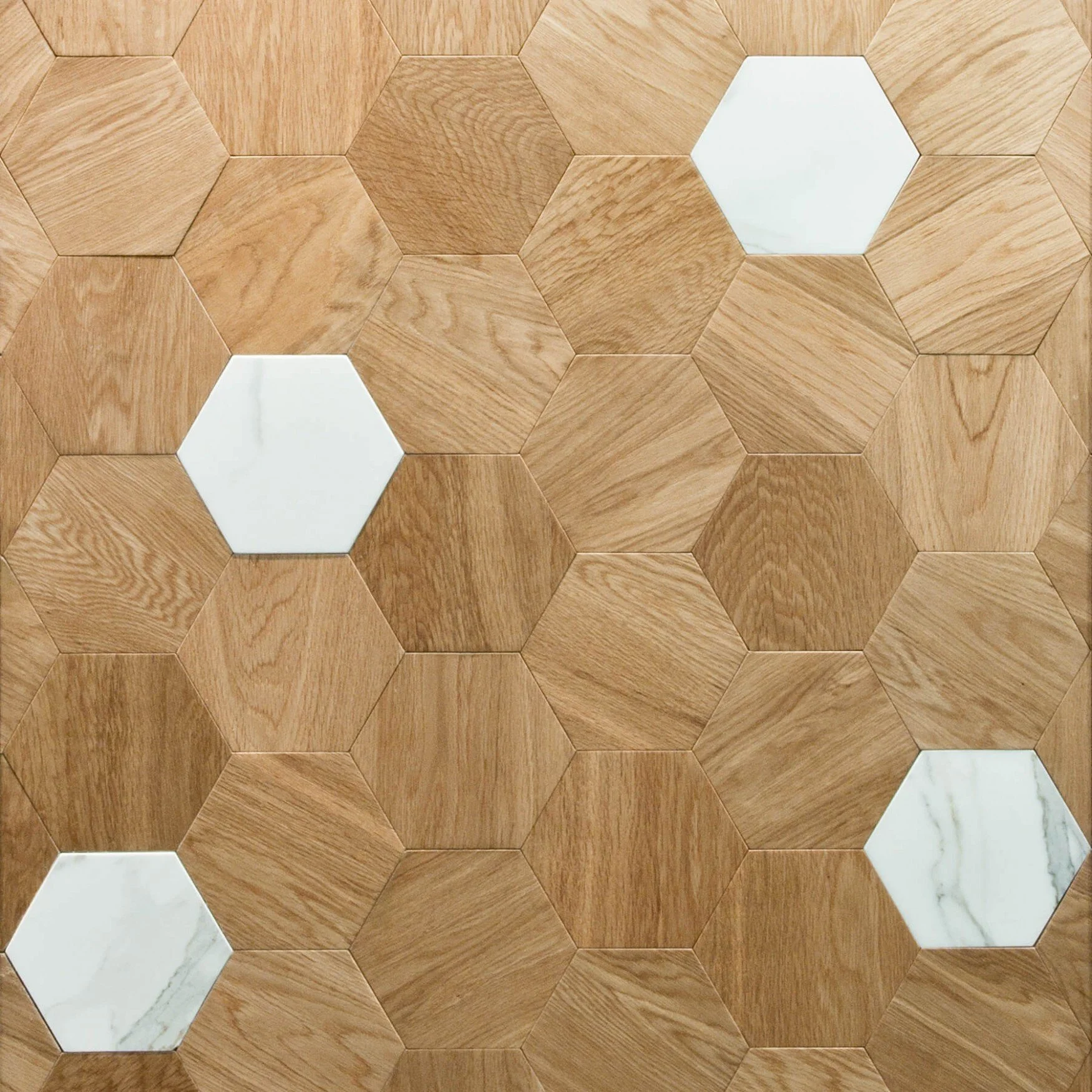 Suelo de madera con baldosas hexagonales blancos y de madera claro.