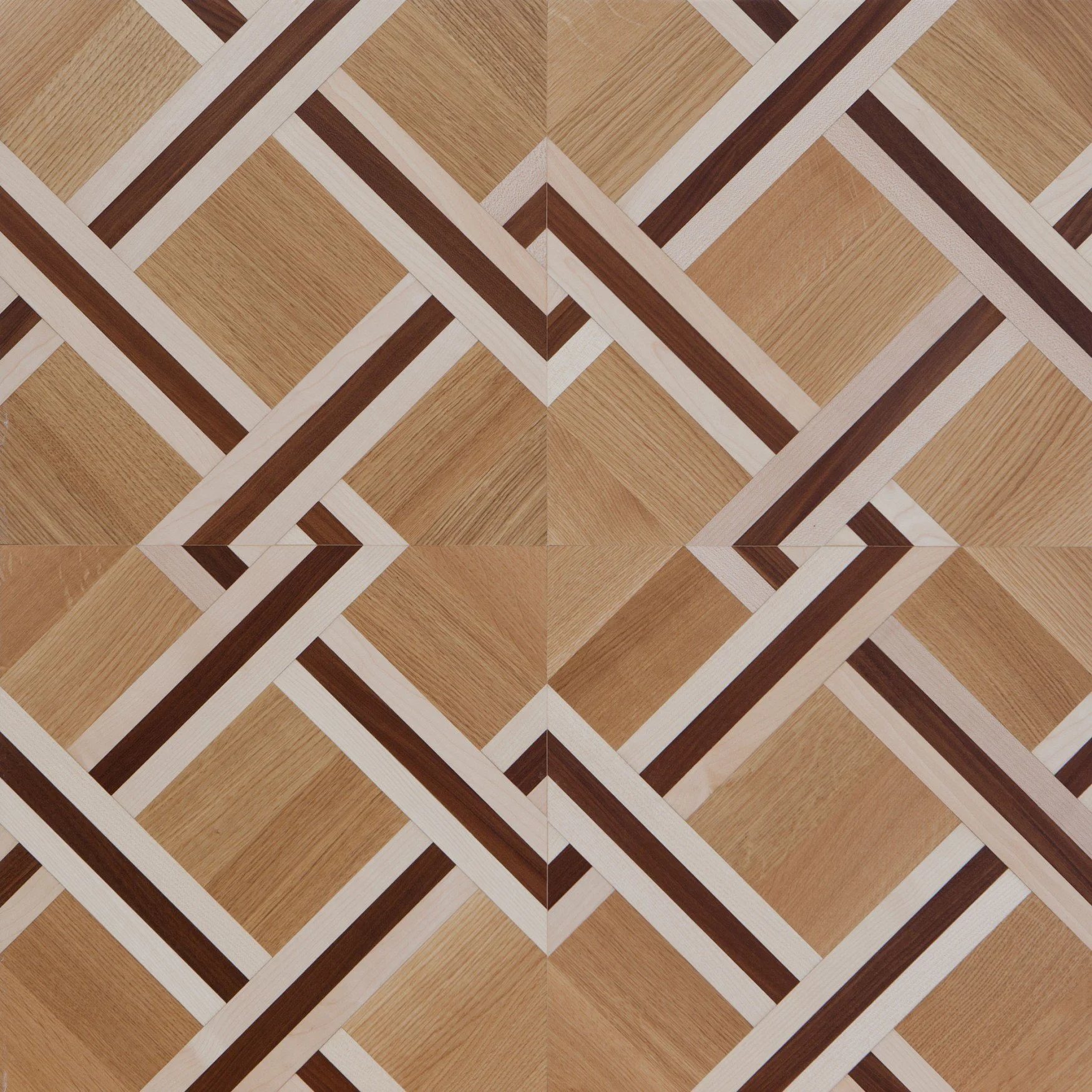 Suelo de madera con patrón geométrico de líneas rectas en diferentes tonos de marrón, beige y blanco formando cuadrados y triángulos