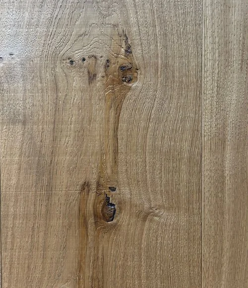 Apariencia de una textura de madera con nudos y vetas naturales.