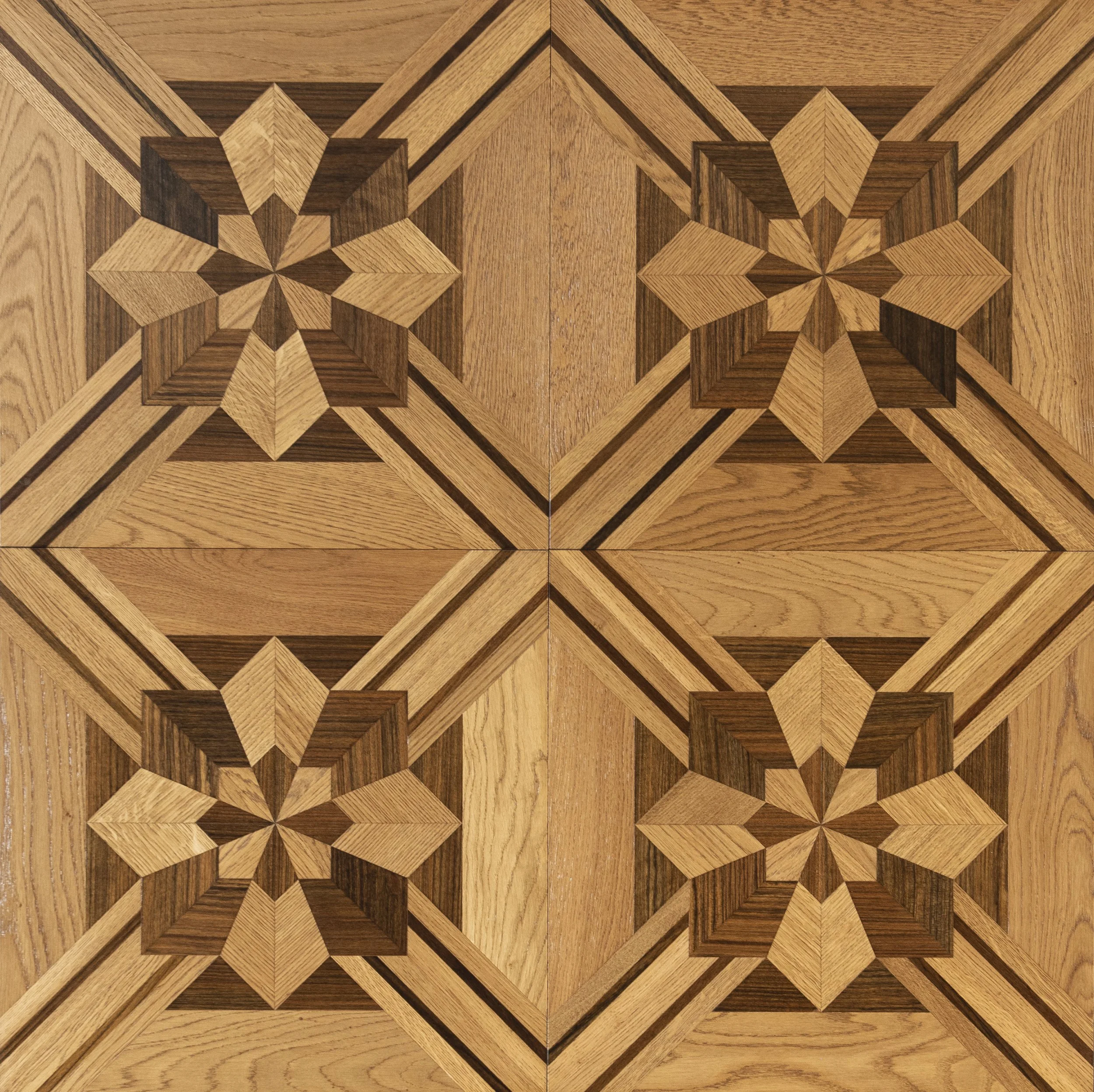 Patrón geométrico de madera con diseño de estrellas y rombos en tonos claros y oscuros.