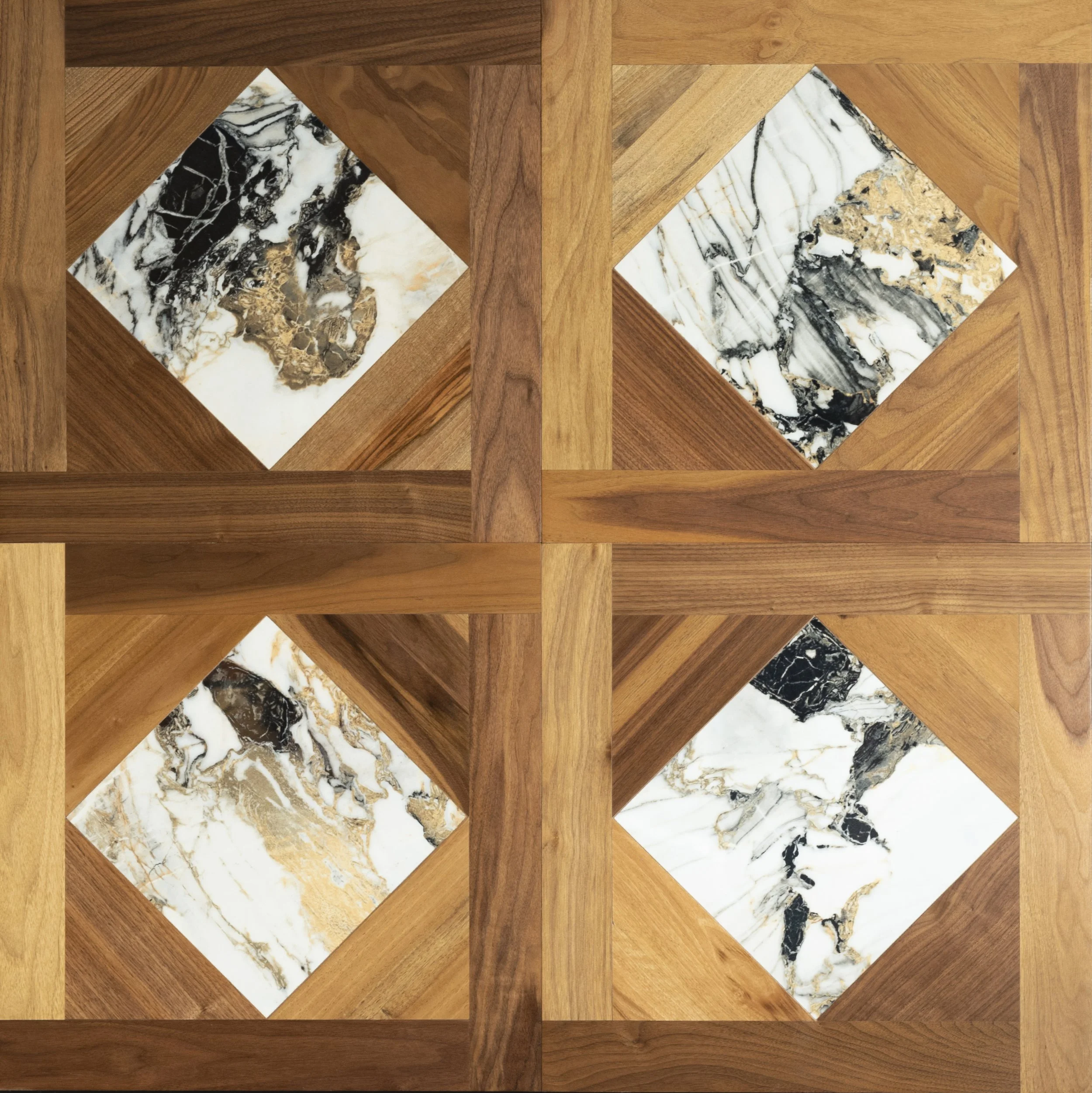 Loseta de madera con enchapado de mármol en patrones decorativos.