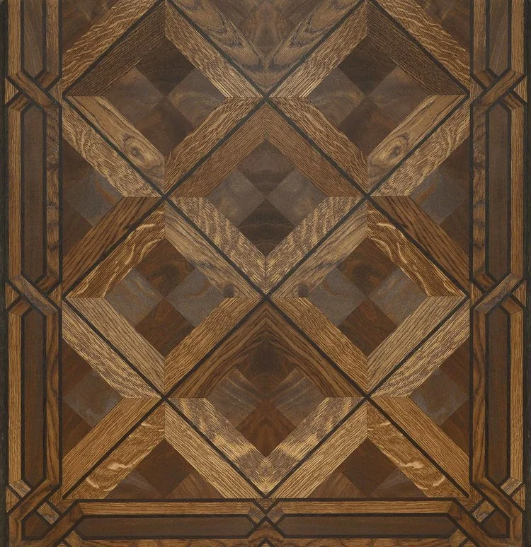 Diseño de tabla de madera con patrones geométricos en tonos marrón.