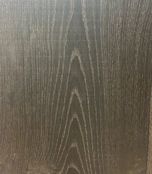 Superficie de madera oscura con veta visible