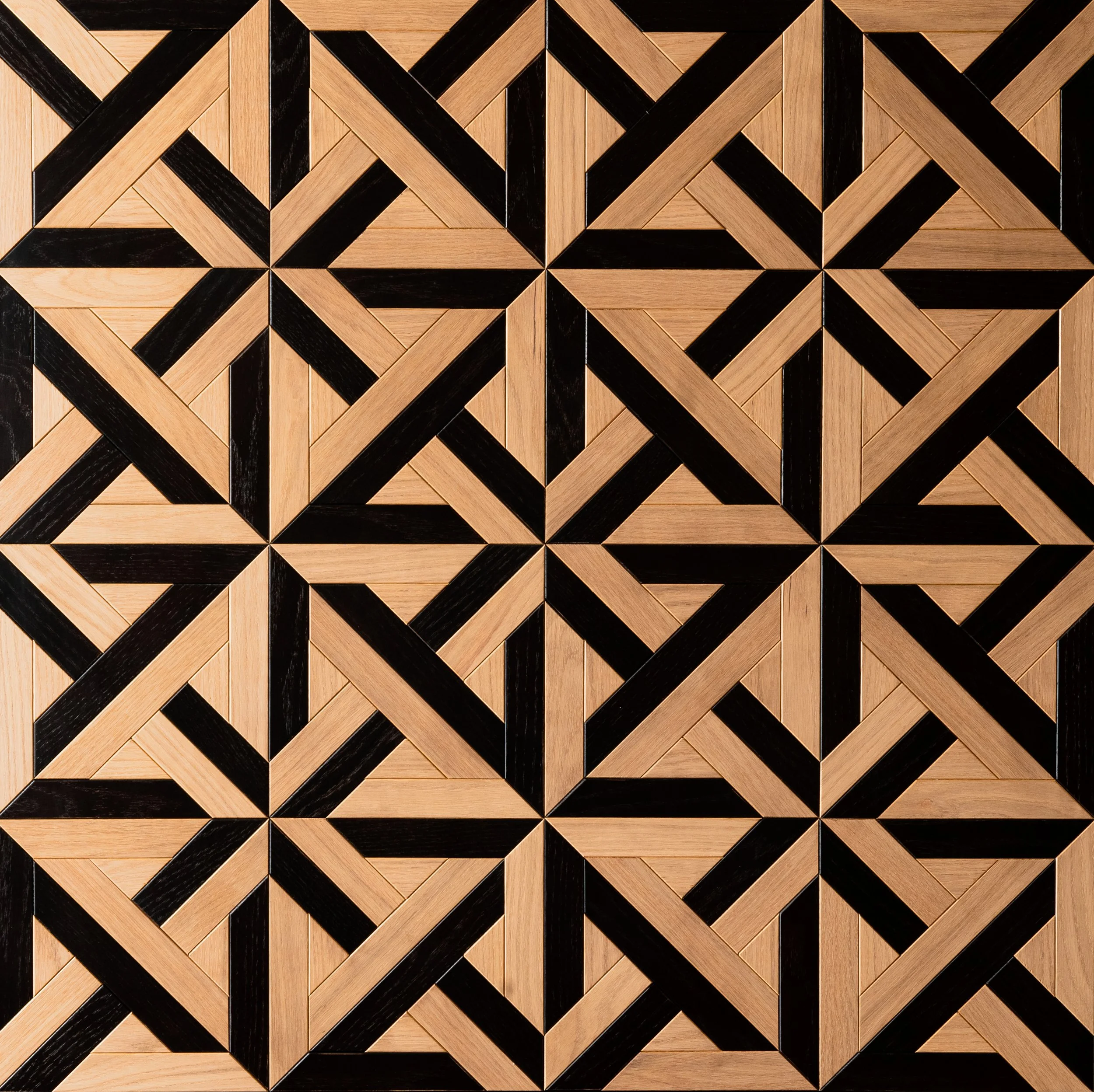 Baldosas de madera con patrón geometric a cuadros entrelazados en tonos naturales y negros.