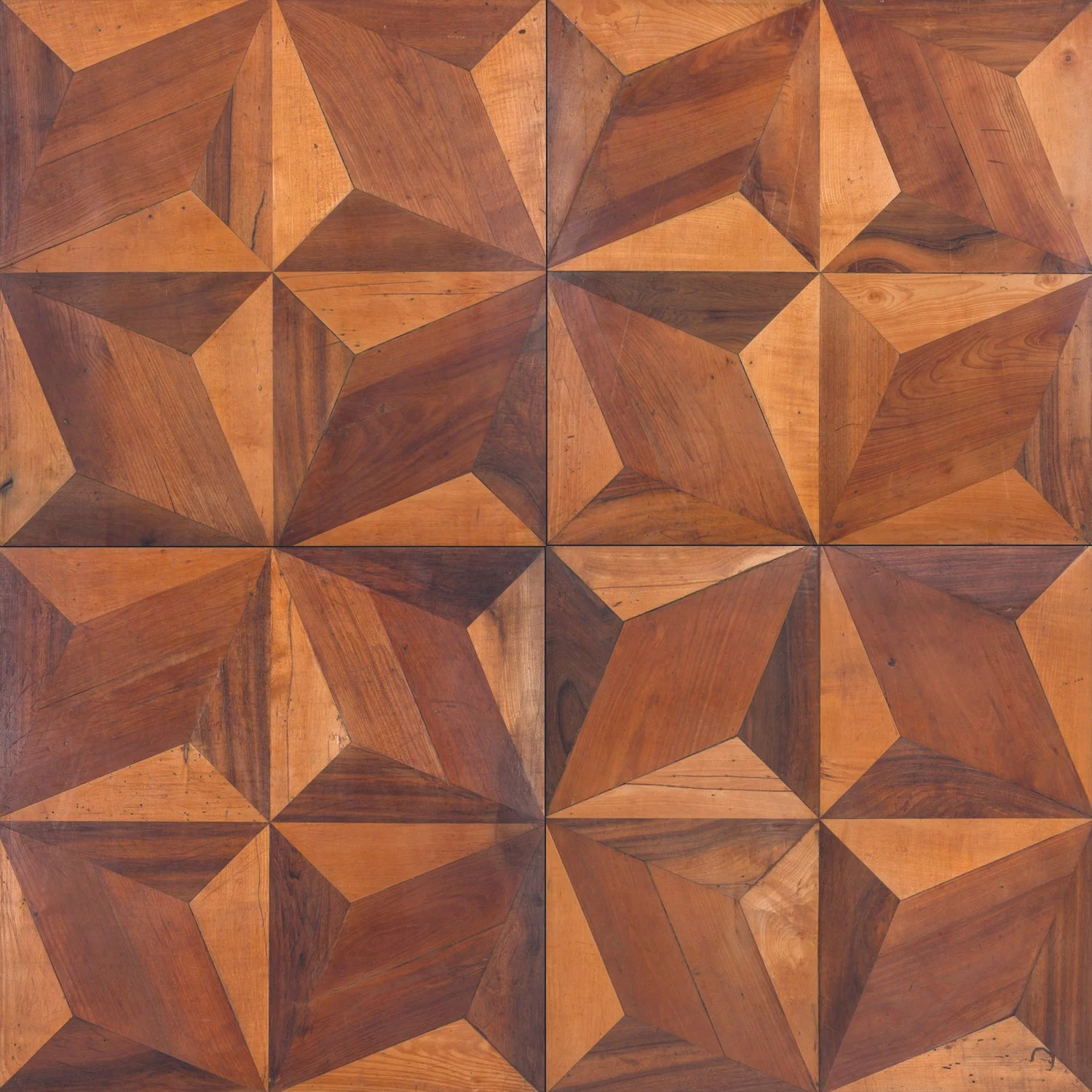 Revestimiento de madera con patrones geométricos en tonos marrones.