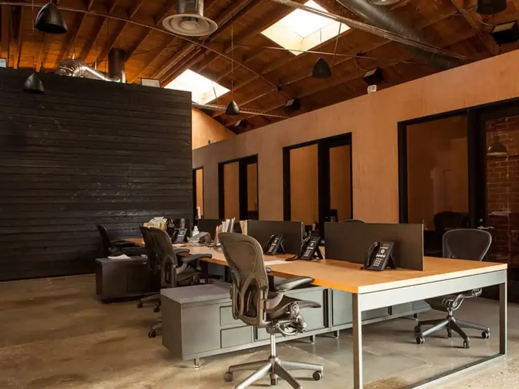 Persona sosteniendo una vasija decorativa de cerámica con diseño en degradado y textura lineal.