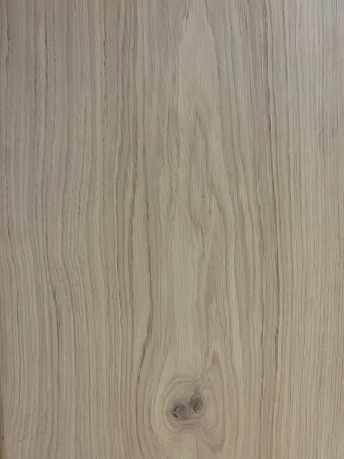 superficie de madera clara con veta natural y un nudo en la parte inferior