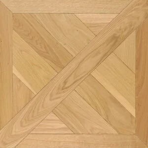 Suelo de madera con patrón en diagonal y diferentes tonos de madera.