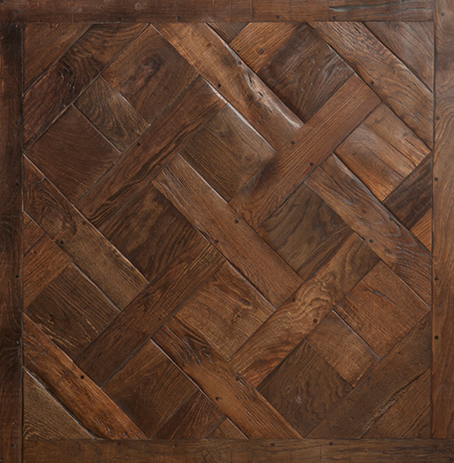 Superficie de pisos de madera con diseño en espiga.