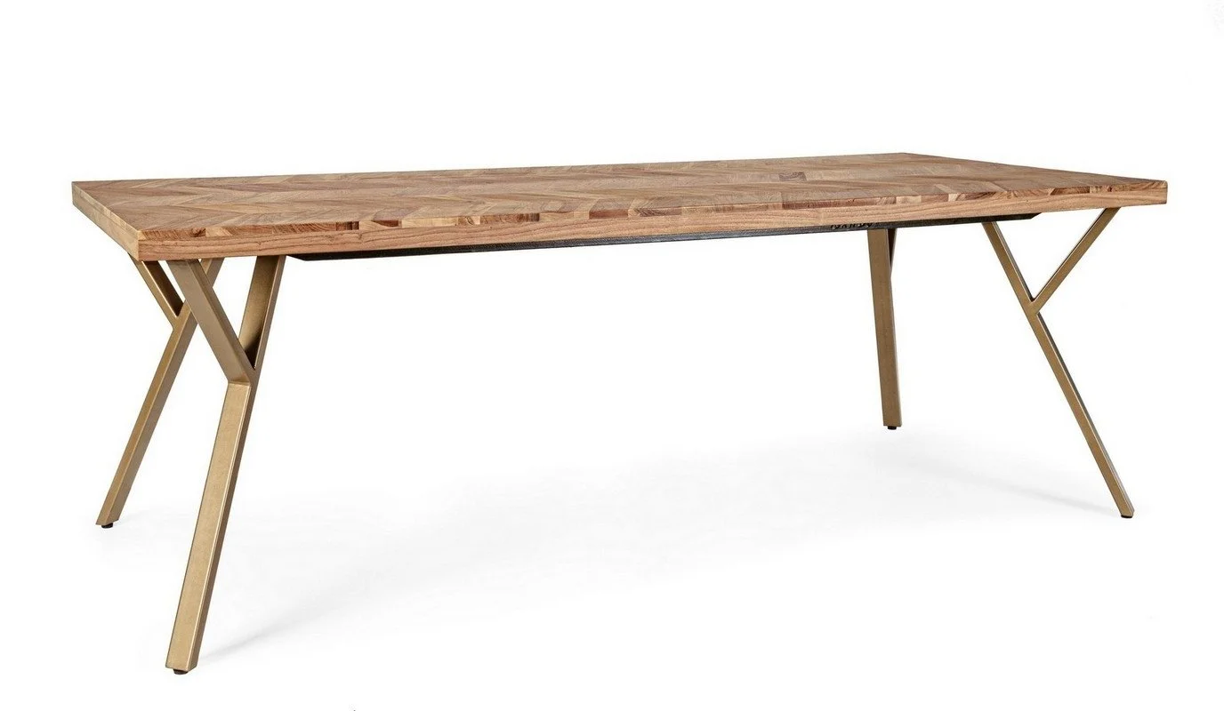 Mesa de madera con patas de metal dorado en fondo blanco.