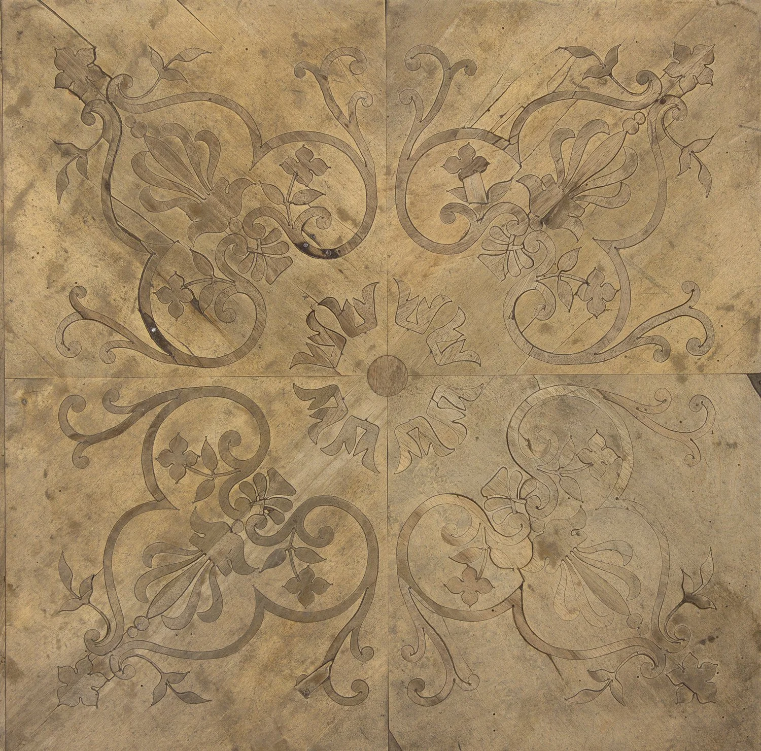 Diseño decorativo de líneas curvas y florales en un mosaico de baldosas beige, con cuatro cuadrantes que contienen patrones similares.