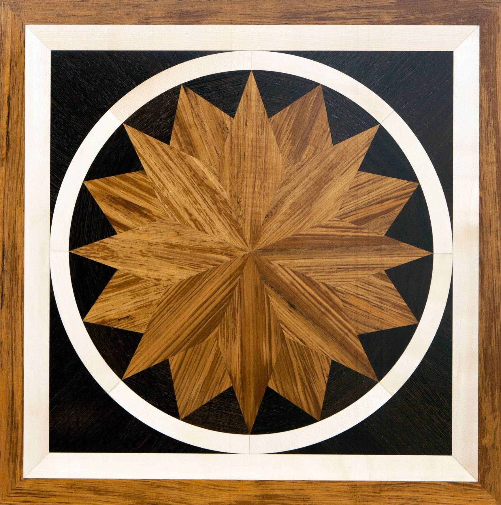 Diseño de patrones de madera en forma de estrella en un piso de madera.