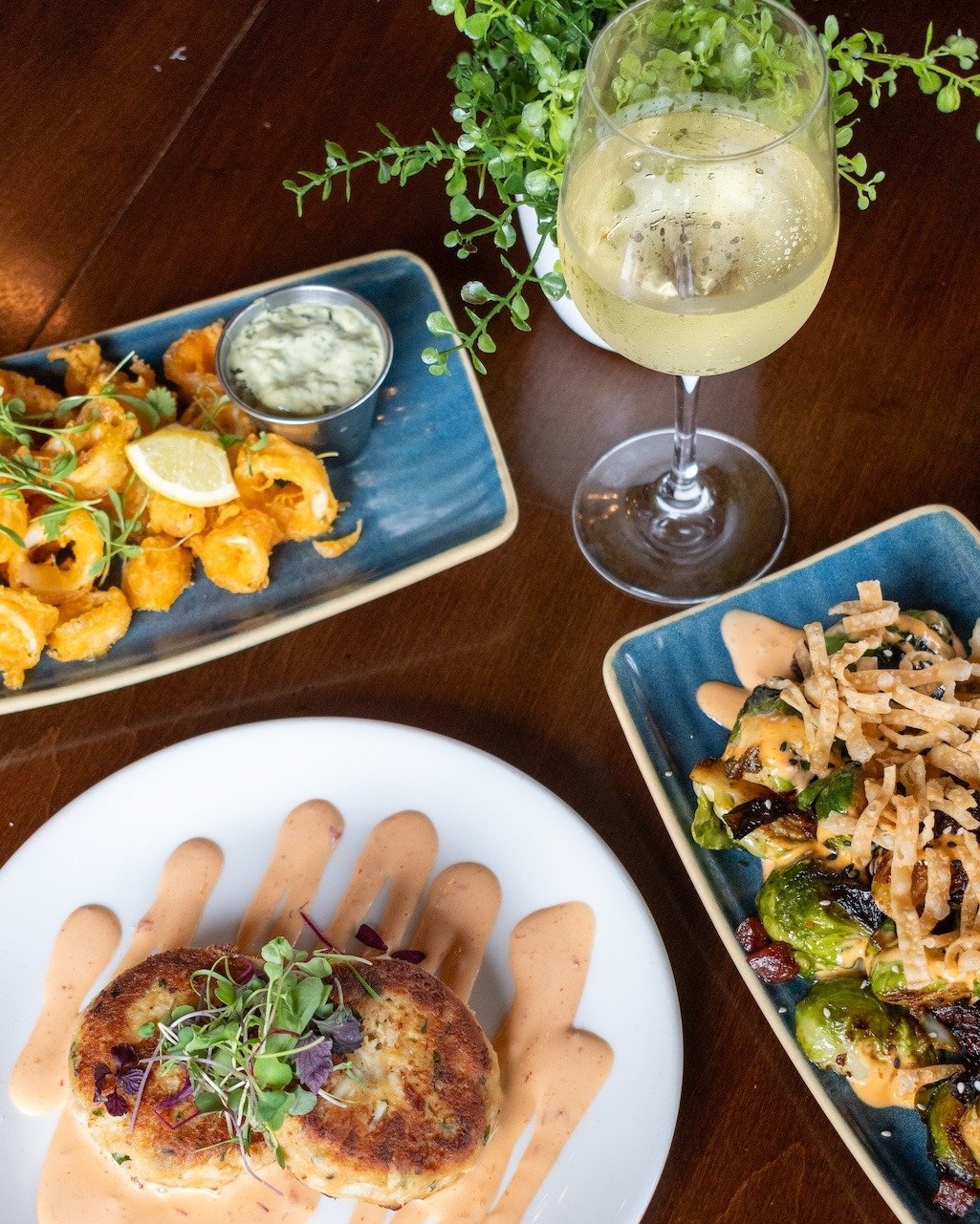 HAPPY HOUR is BACK around the bar! 🥳

Pull up a seat from 3:00 to 5:30pm for $2 off all appetizers, $5 pints, $8 wine and $6 call drinks on weekdays and ALL DAY Sunday.

Plenty of options to fill the table, and every reason to stay awhile. Join us f