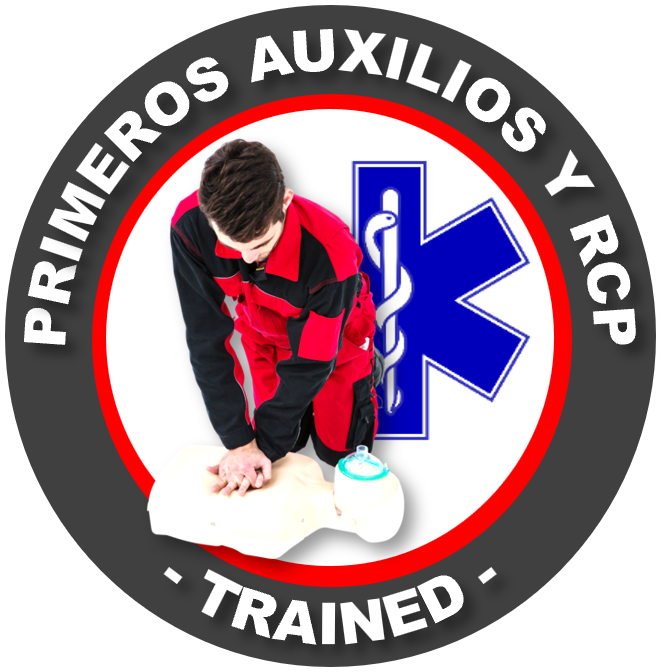 Boy scout entrenando en primeros auxilios con una máscara de resucitación, en un círculo con texto en español y en inglés que dice "Primeros Auxilios y RCP - Trained"