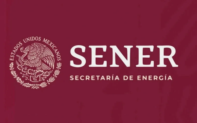 Logotipo del gobierno mexicano con un águila devorando una serpiente y texto que dice 'SENER Secretaría de Energía' en fondo rojo.