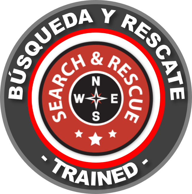 Escudo del curso de búsqueda y rescate  DC3 con un compás en el centro y texto en inglés y español alrededor.