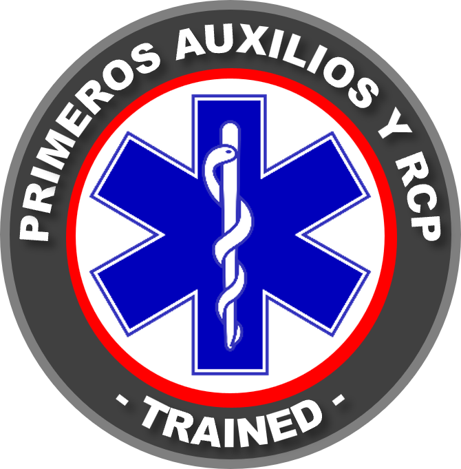 Emblema de Primeros Auxilios y RCP entrenados, con símbolo de caduceo en azul, en un fondo gris con borde rojo y texto en blanco alrededor. Curso de Primeros Auxilios GRETNER DC3