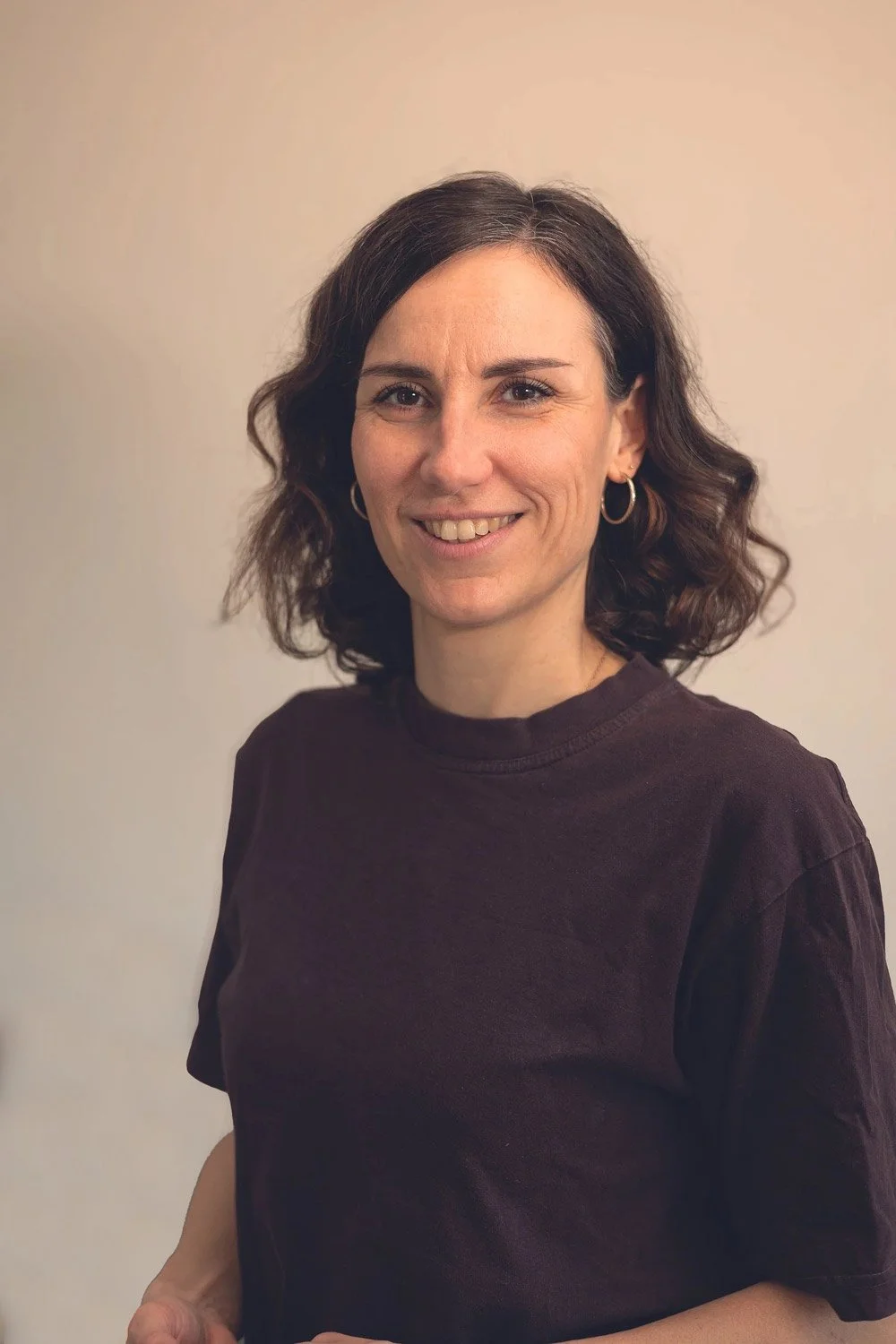 Ein Portrait von Carola Moritz. Sie lächelt in die Kamera.