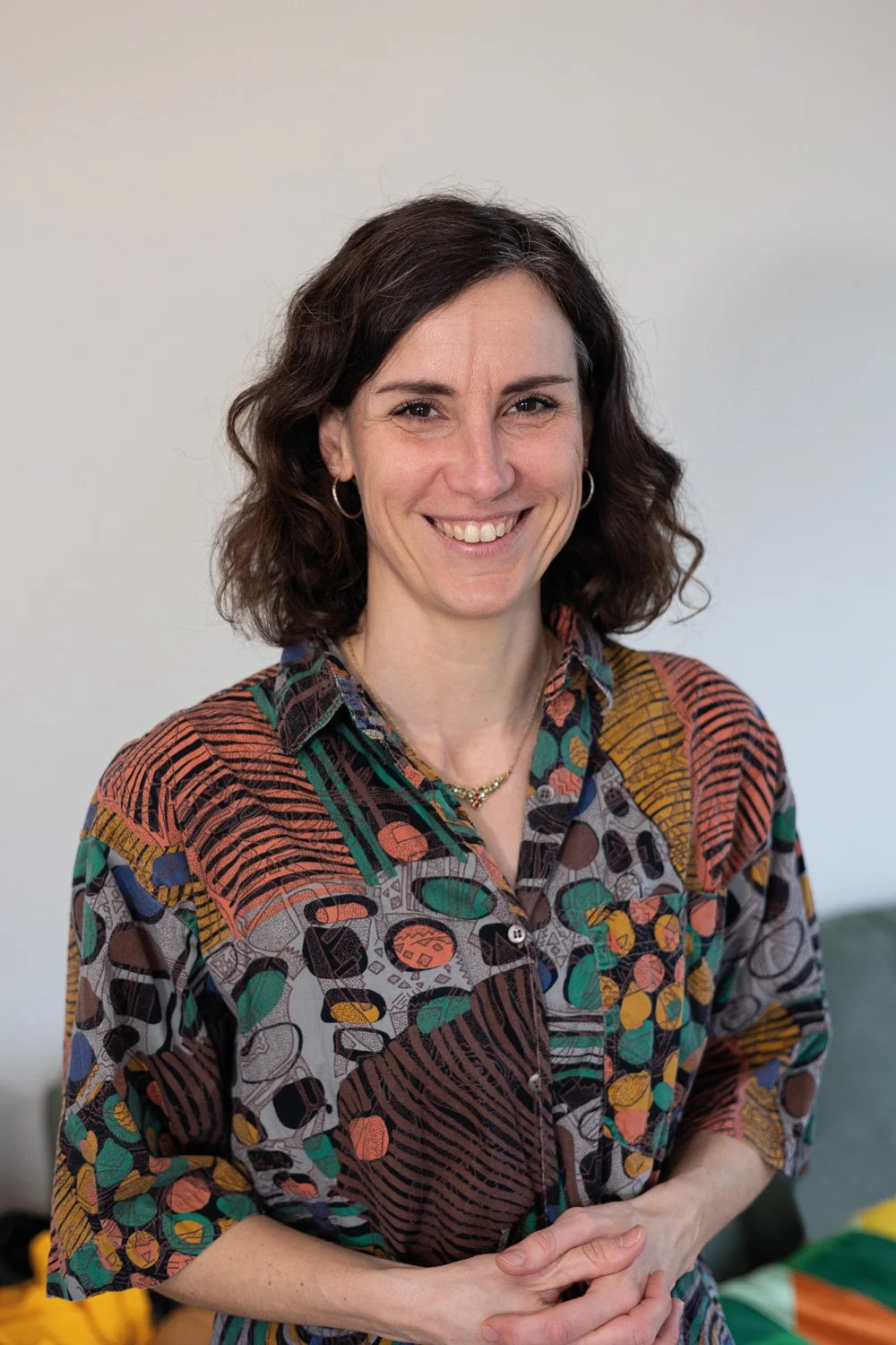 Ein Foto von Carola Moritz, auf dem Sie sehr freundlich in die Kamera schaut.