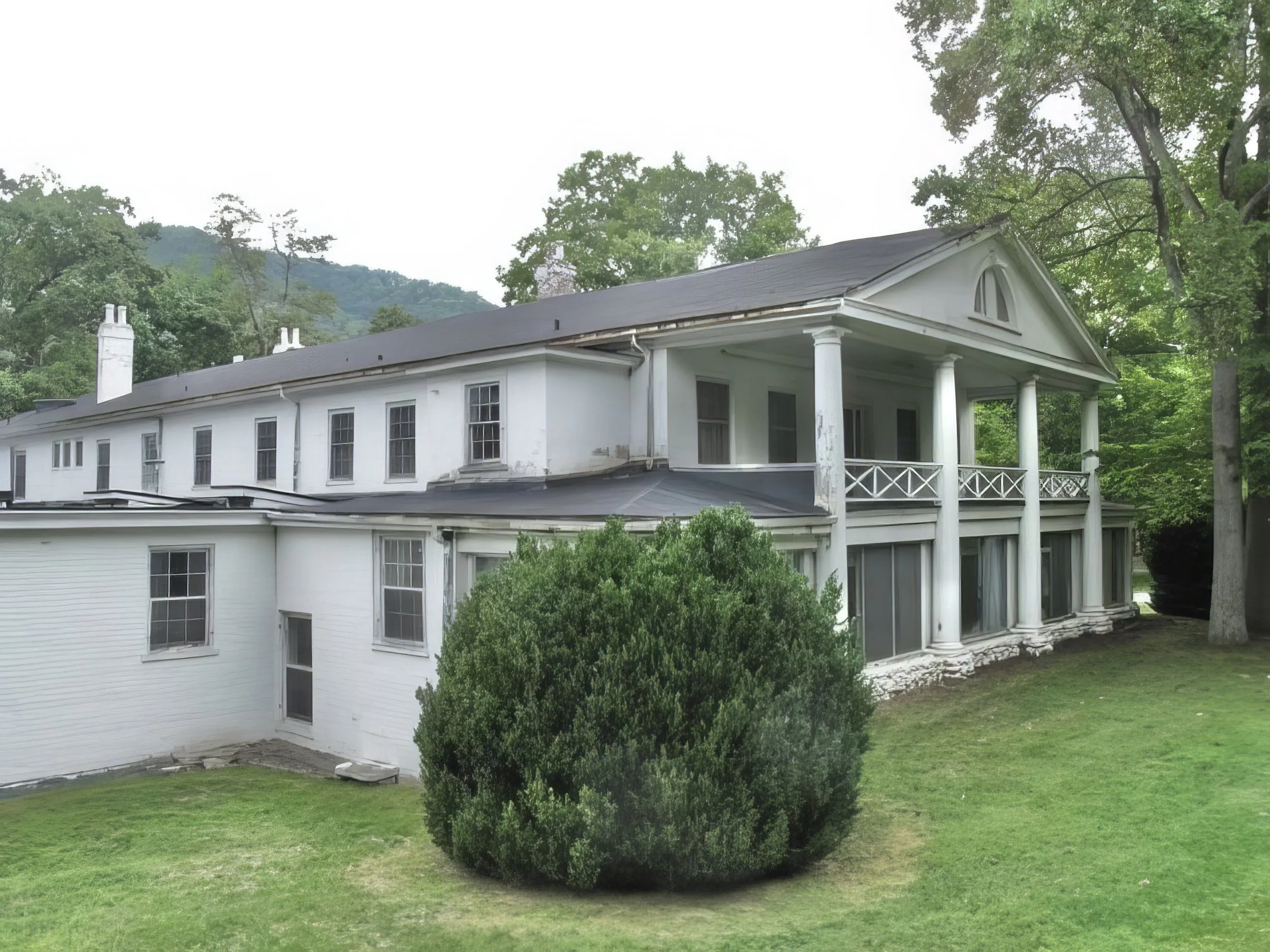 View of the East facade shortly before demolition showing the Greek Revival "pavilion" style portico - a similar pediment was added to the North porch when the hotel was expanded to include the long 2-story "motel" style addition.