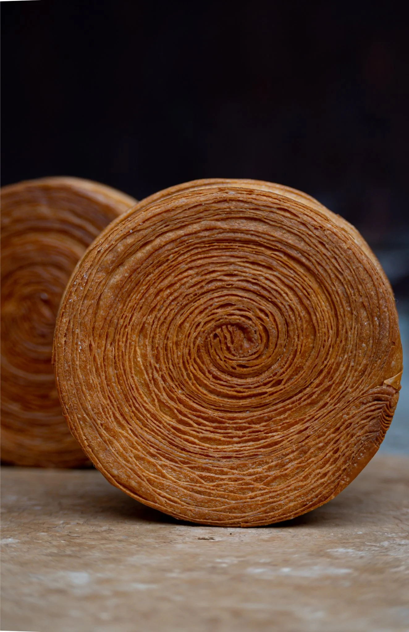 roll de croissant recién horneado, con las láminas o capas muy bien definidas