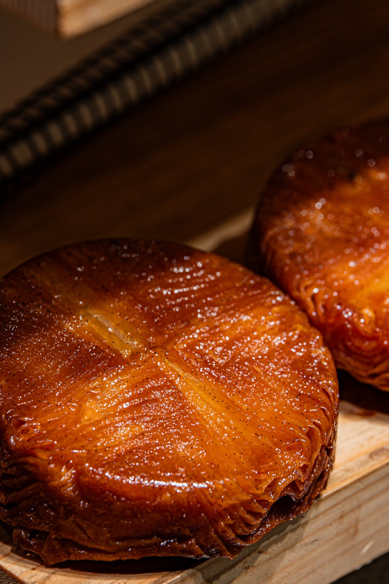 kouign-amann horneado, con el caracteristico caramelizado y vainilla
