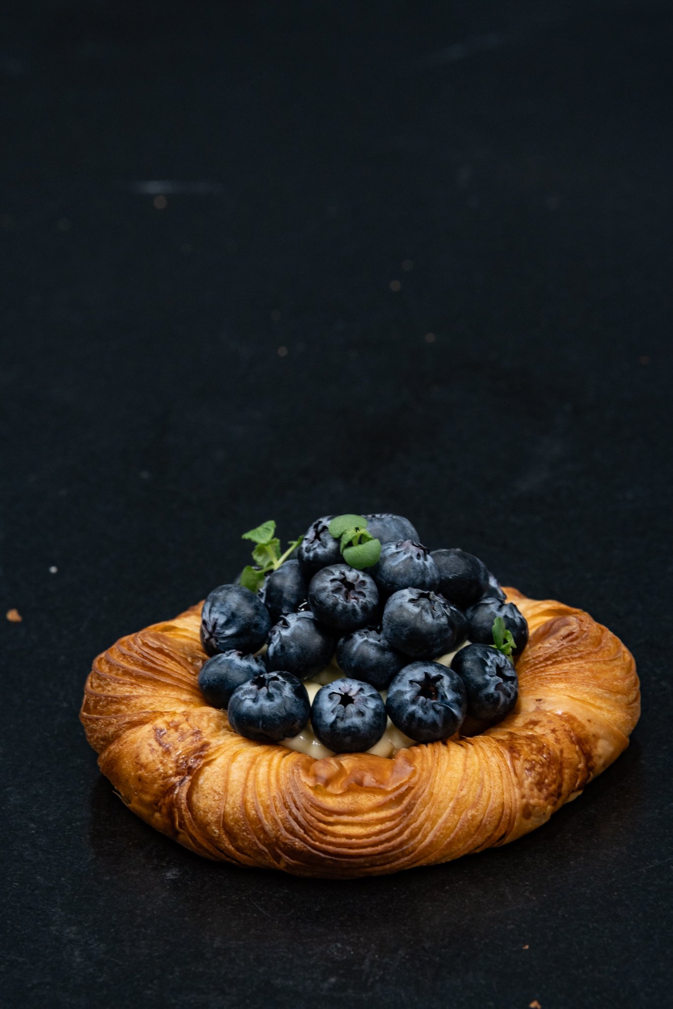 Cesta de fruta de arándanos y crema 