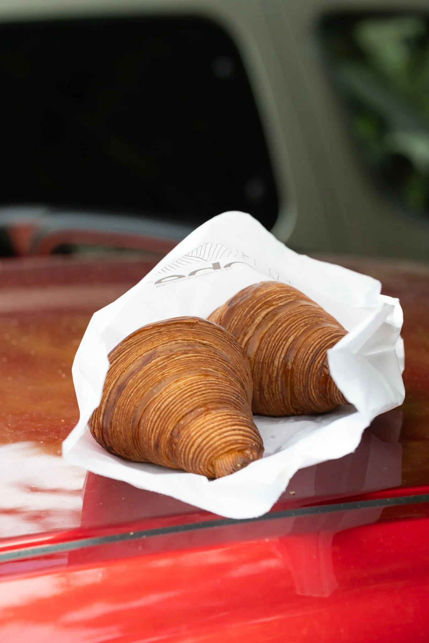 Dos croissants en bolsa de papel.