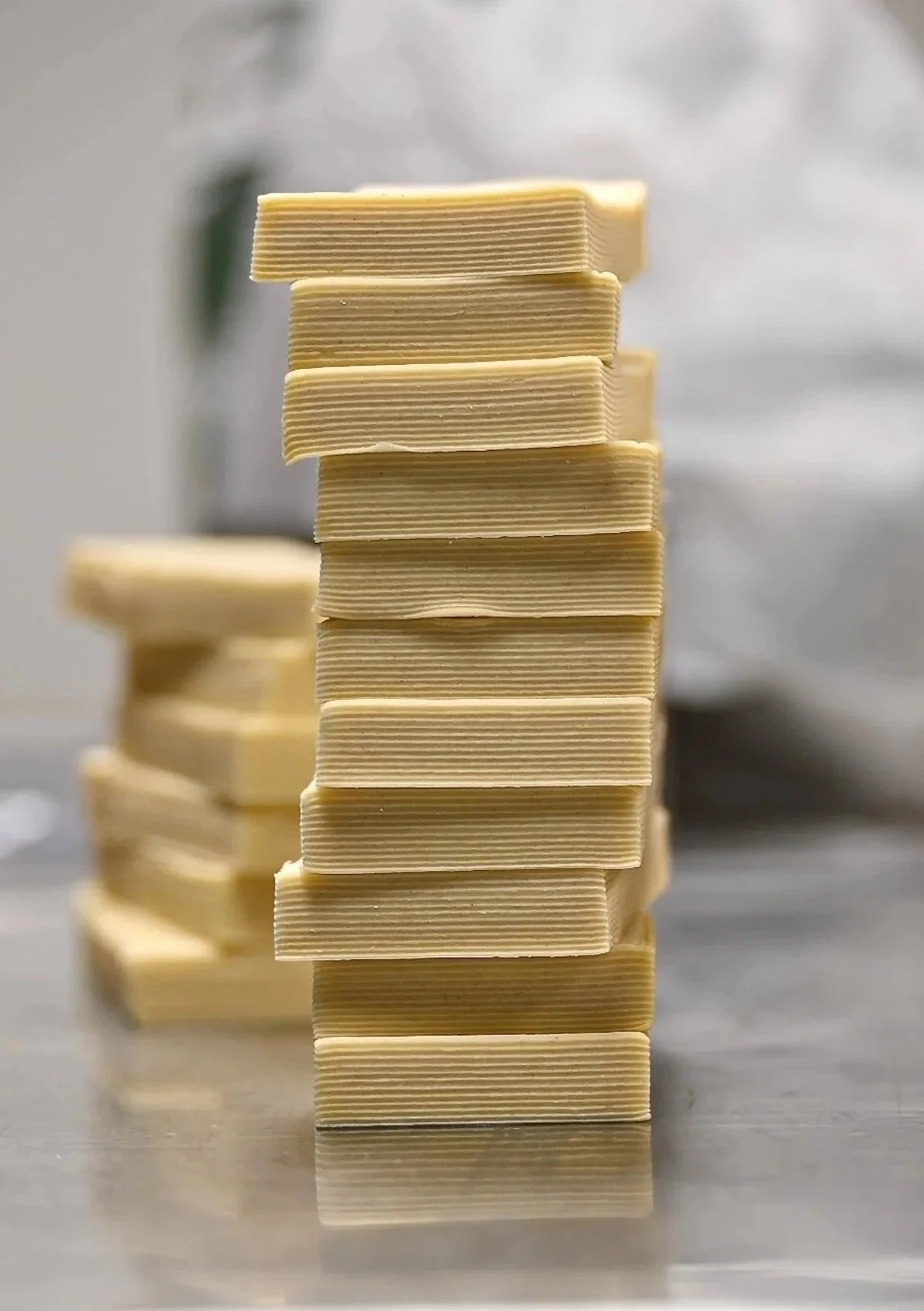 Conjunto de piezas de masa laminada donde se ven las capas perfectas de mantequilla y masa.