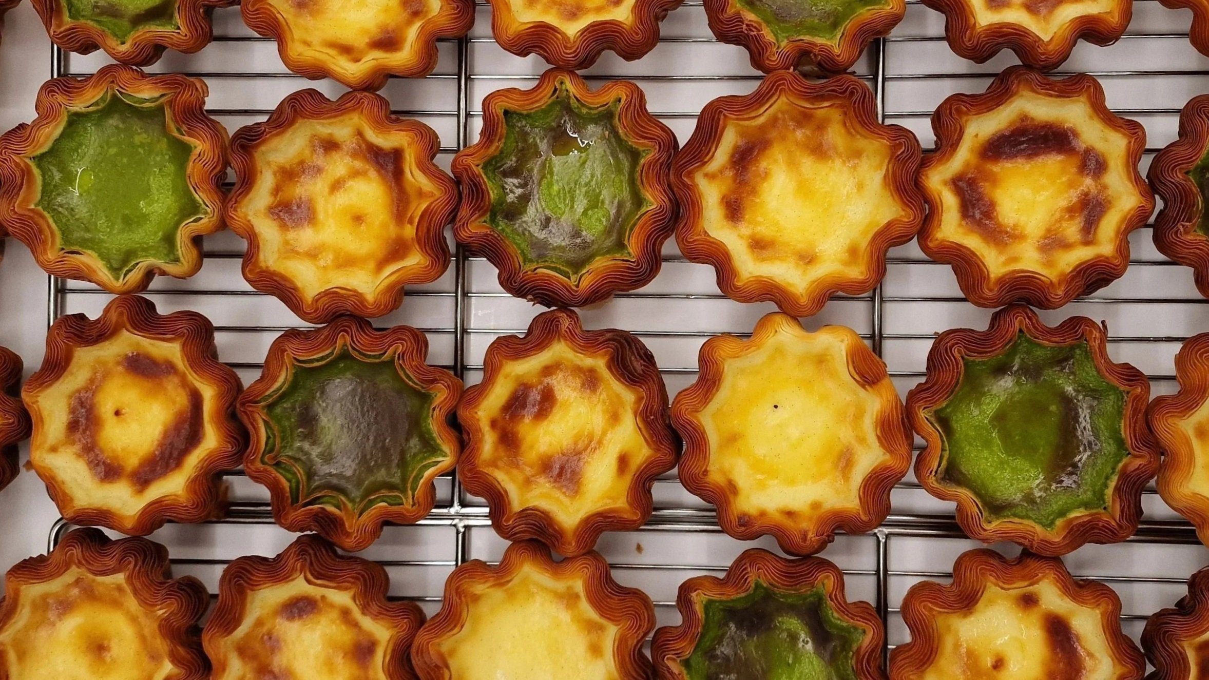 Flan parisienne con un dorado bonito de la crema de vainilla