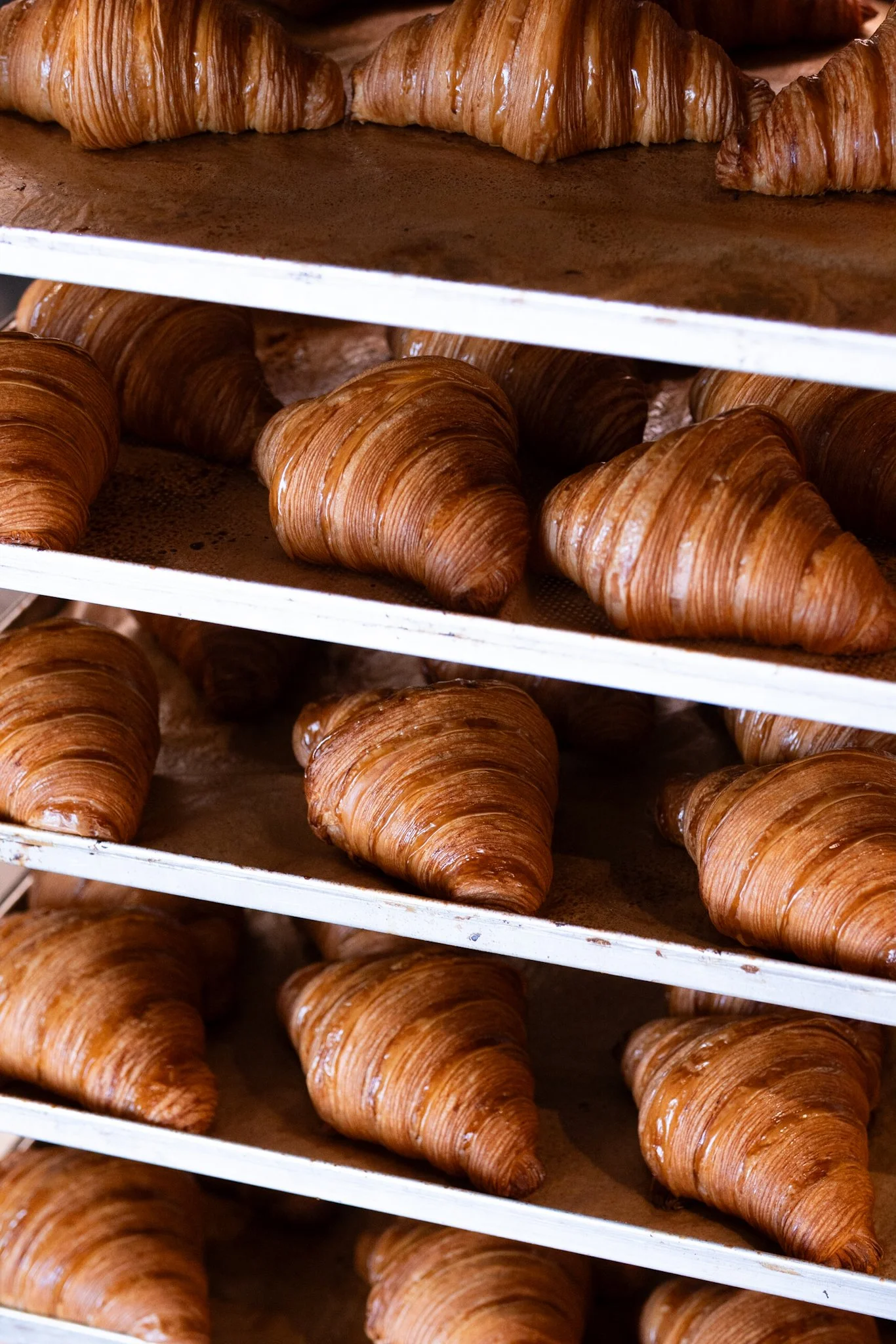 Croissants recién salidos del horno en el carro