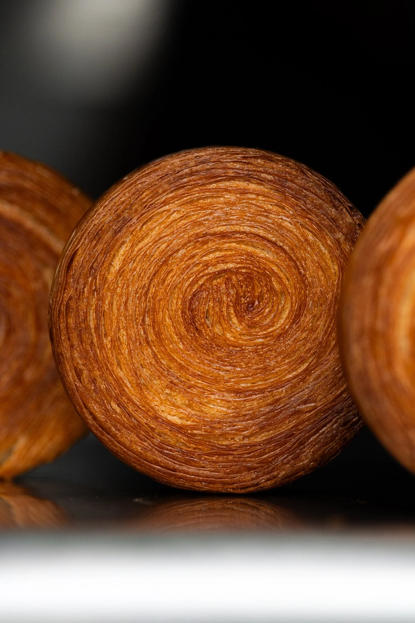 Tres new york rolls con la forma perfecta y un dorado espectacular