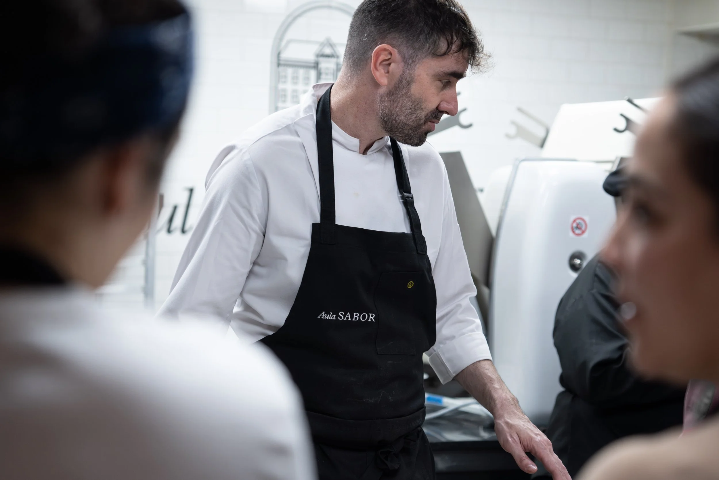 Chef en una cocina enseñando a un grupo de personas