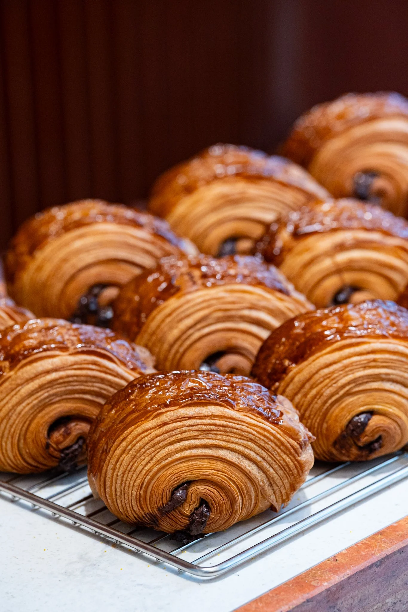 Pain au chocolat en una bandeja expuestos en la tienda esperando al cliente
